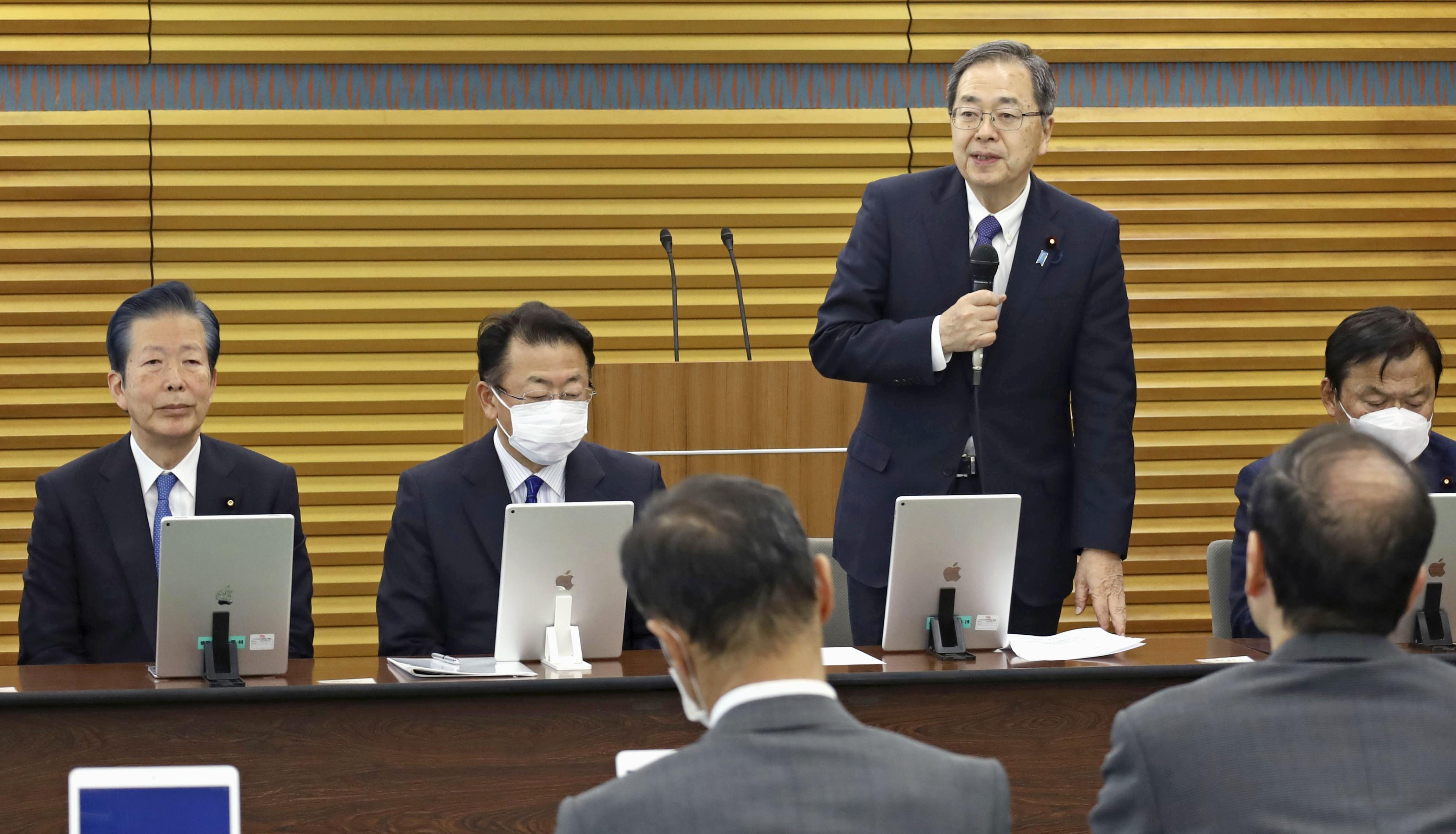 公明党の中央幹事会であいさつする斉藤代表（右から2人目）＝16日午前、東京都新宿区の党本部