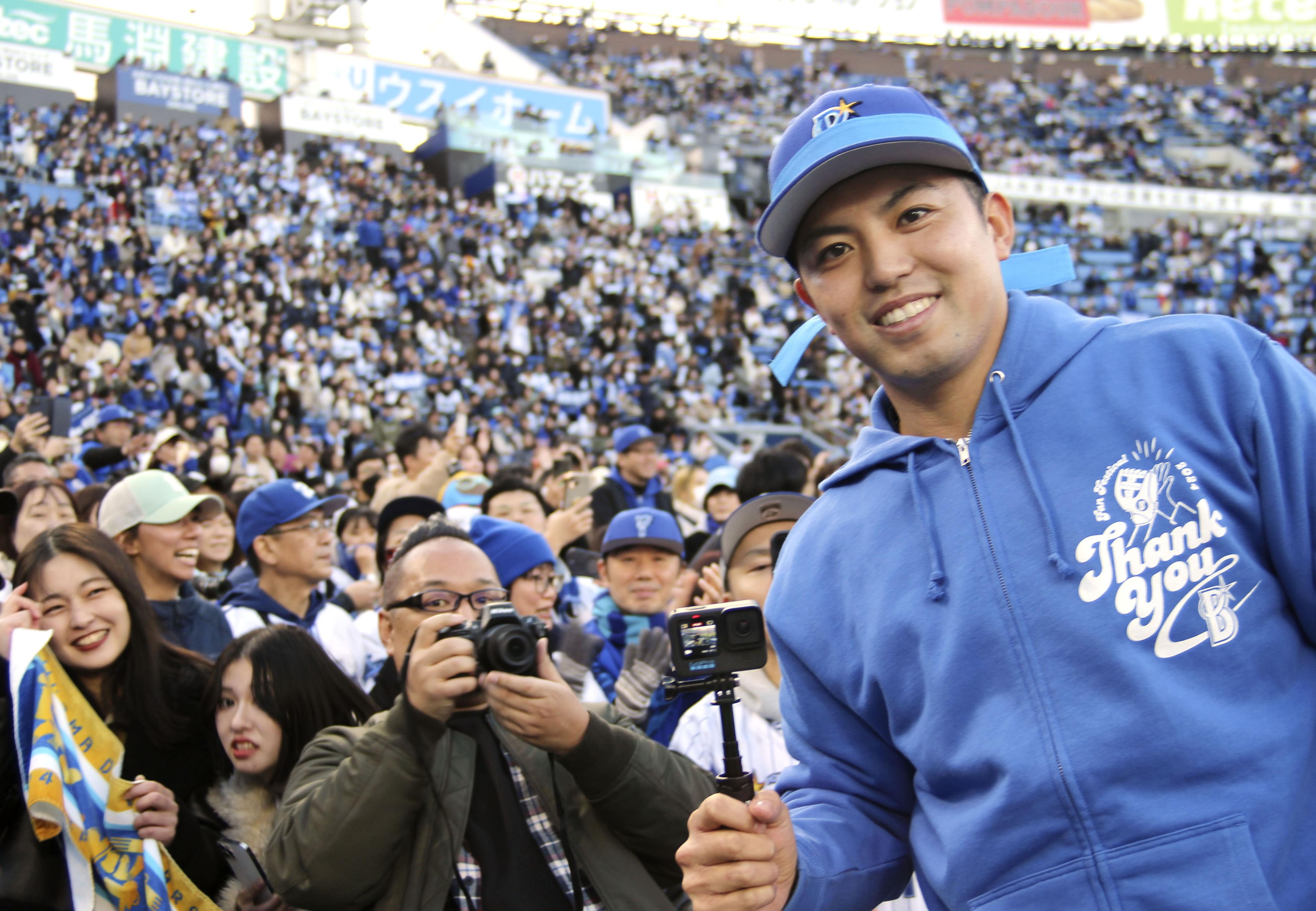 感謝イベントでファンと交流するDeNAの東＝23日、横浜スタジアム