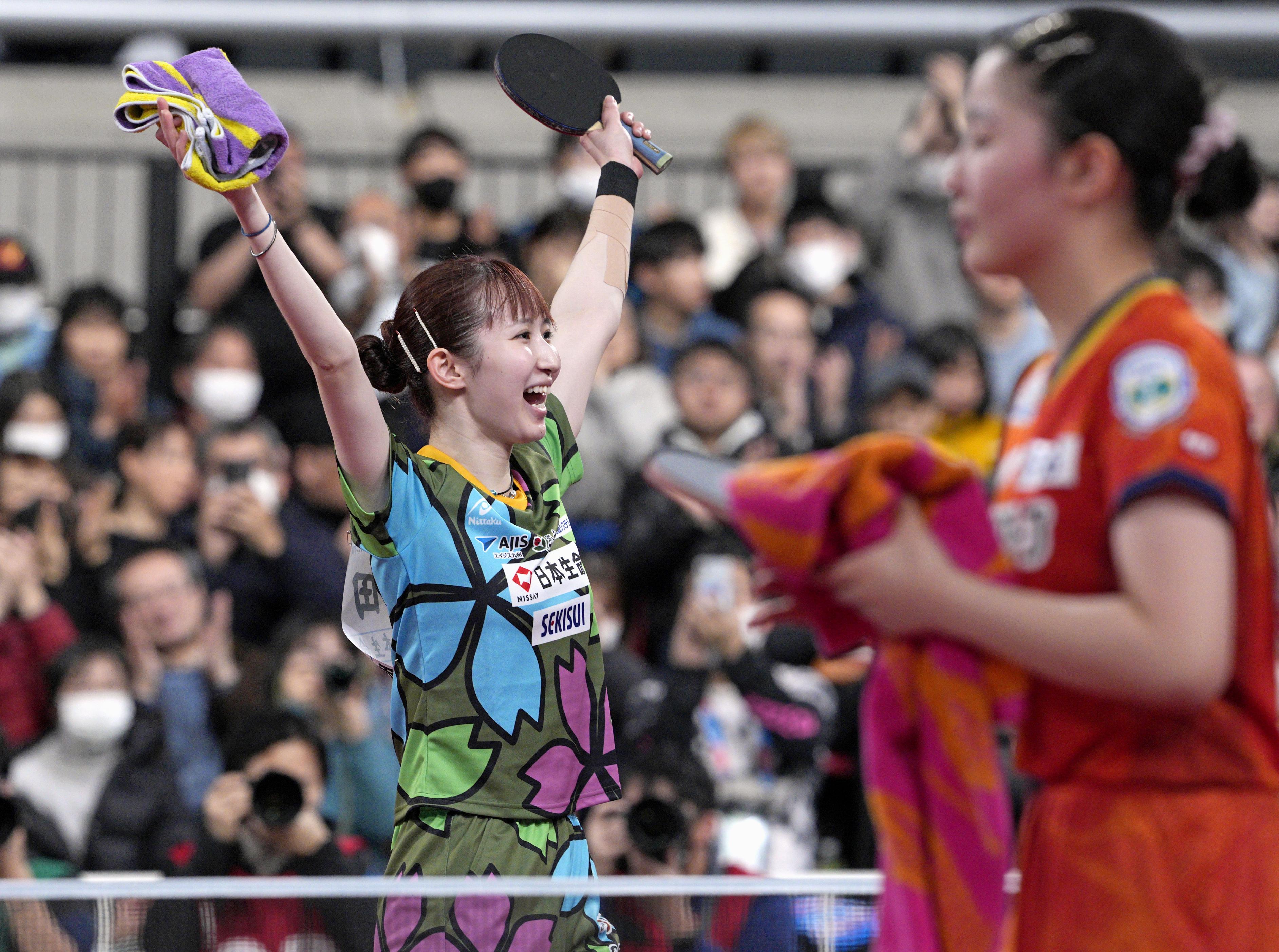 女子シングルス決勝で張本美和（右）を破り、優勝した早田ひな＝東京体育館