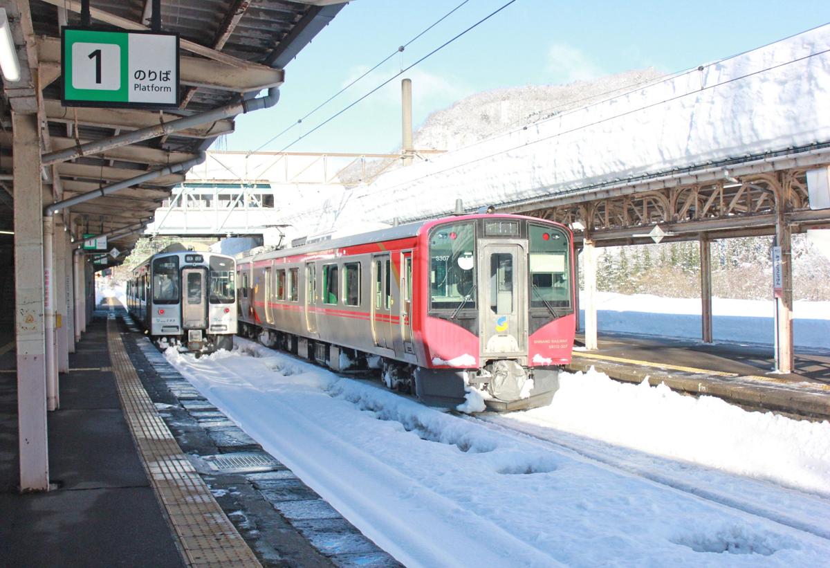 えちごトキめき鉄道の妙高高原駅。左手前の１番ホームを２番線まで拡幅する＝妙高市田口