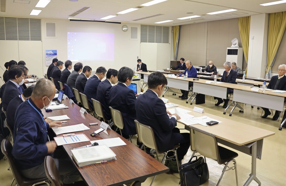 重大事故が発生した際の被ばく線量のシミュレーションについて意見が上がった「地域の会」＝１月８日、柏崎市荒浜