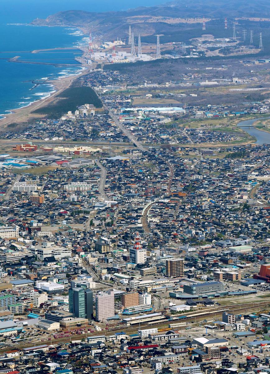 柏崎市の市街地側から見る柏崎刈羽原発