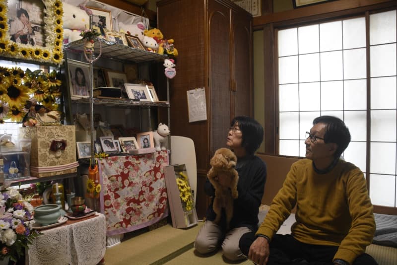 亡くなった猪野詩織さんの写真を見つめる父憲一さん（右）と母京子さん＝２０２４年１１月、埼玉県上尾市