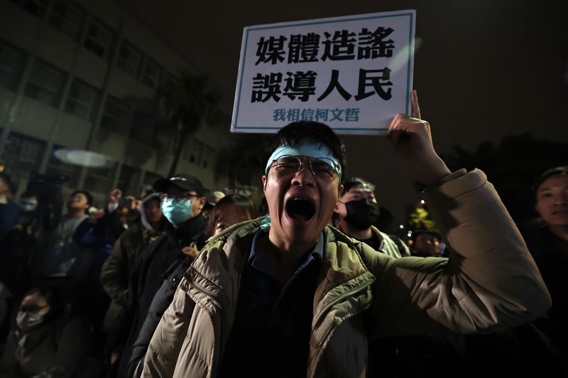 27日未明、台北市の裁判所の近くで、台湾民衆党の柯文哲主席の保釈決定を受けて喜ぶ支持者（中央通信社＝共同）