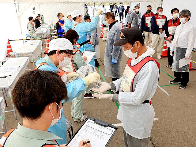 訓練で放射線量の測定を受ける住民＝氷見運動公園