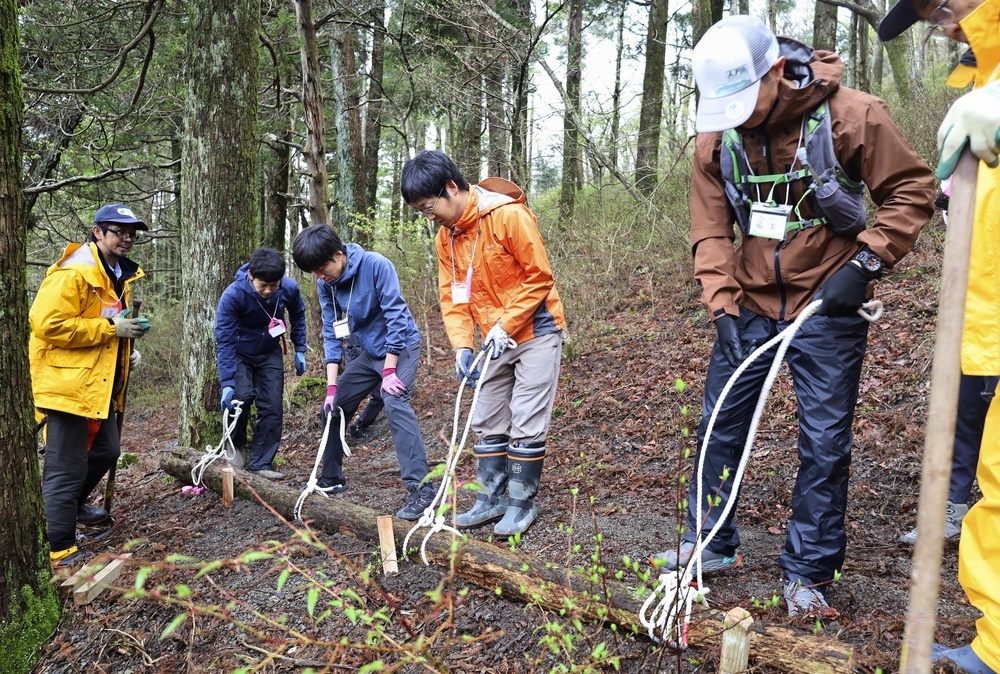 鹿児島県と宮崎県にまたがる霧島錦江湾国立公園の霧島地域で、登山道を整備する人たち＝2024年4月