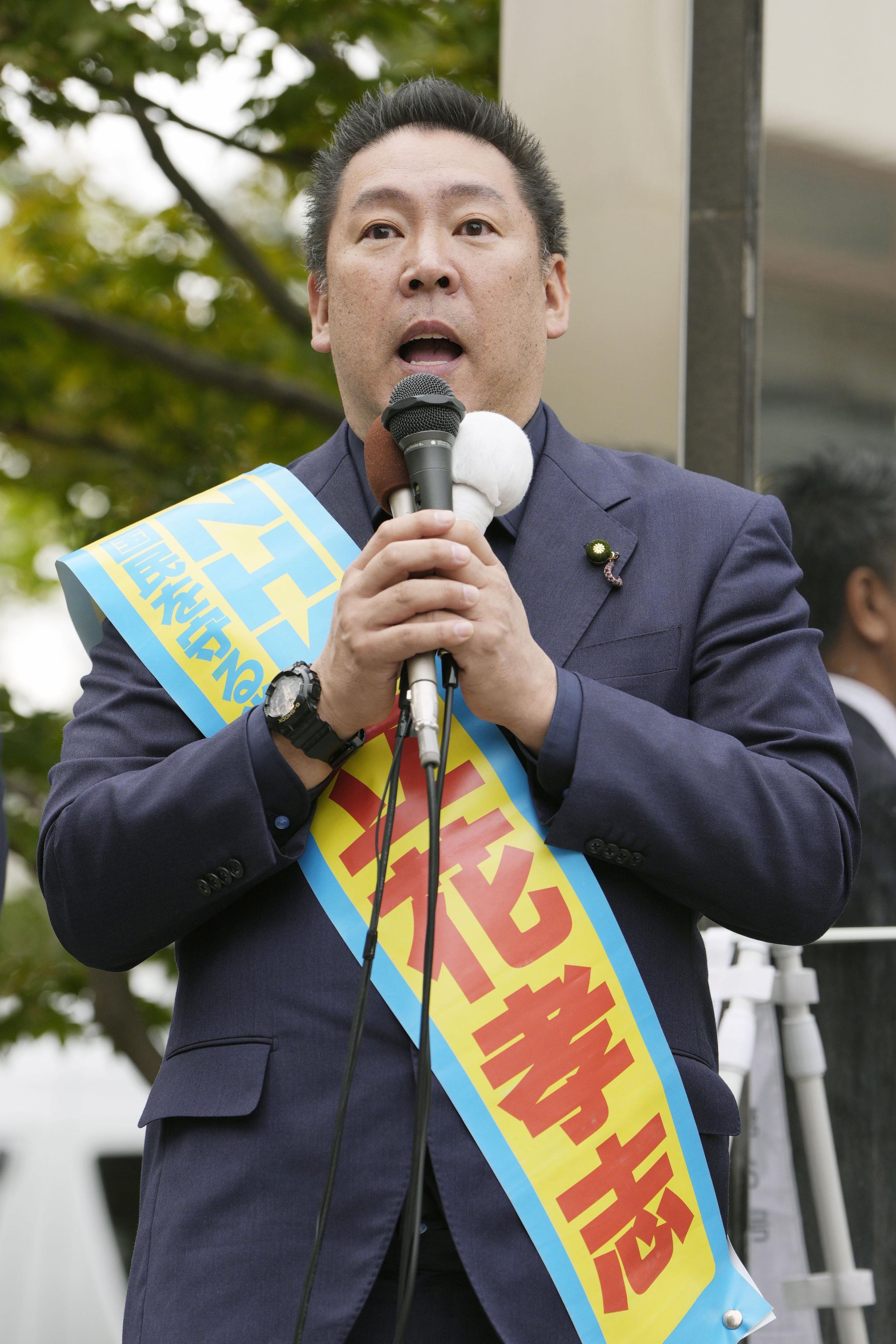 兵庫県知事選が告示され、第一声を上げる立花孝志氏＝10月31日、神戸市