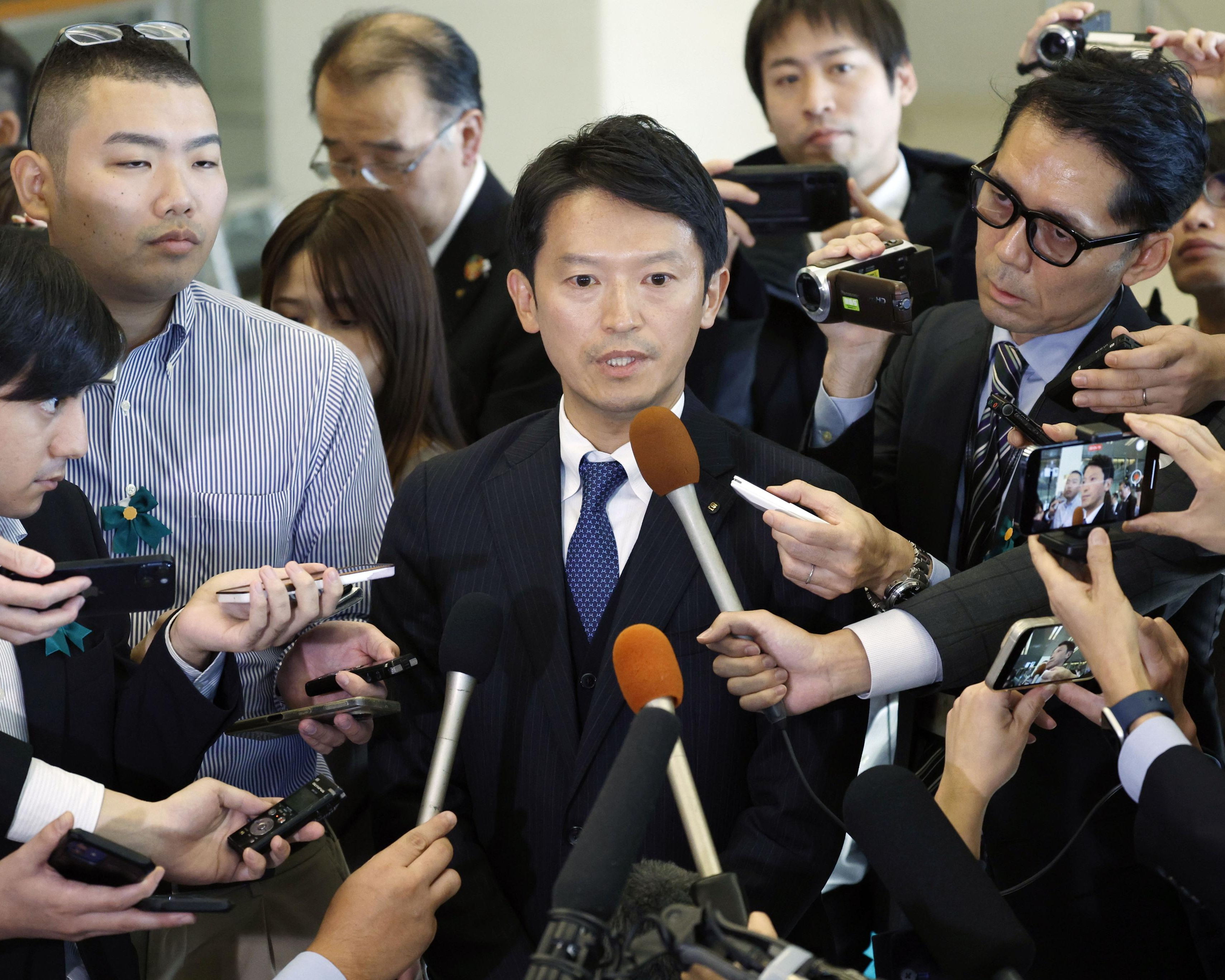 全国知事会議後、報道陣の取材に応じる兵庫県の斎藤元彦知事（中央）＝25日午後、東京都内