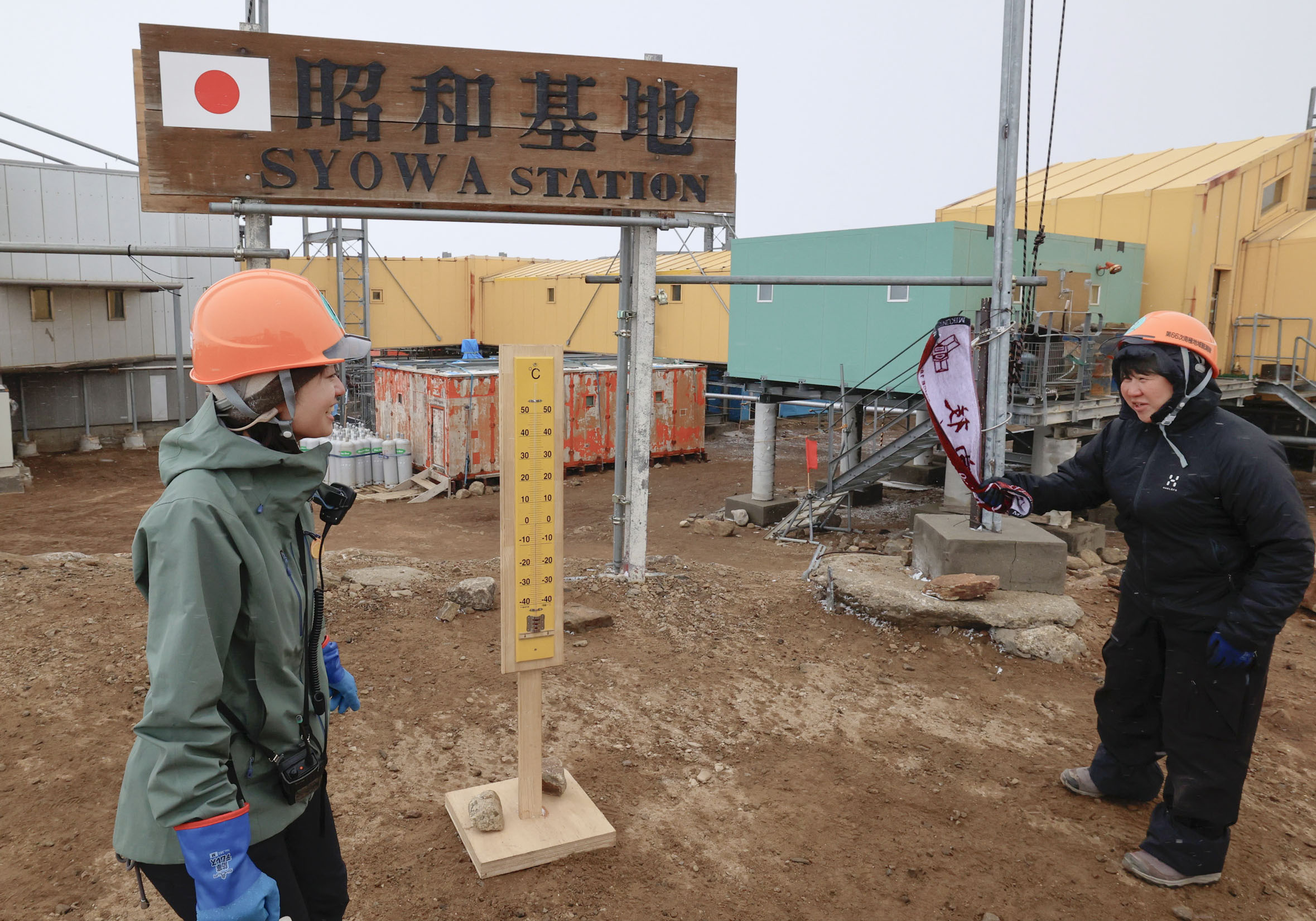 南極・昭和基地から中継で、タオルを使った実験を披露する長浦紀華さん（右）と山本那由さん＝24日（南極観測隊同行記者撮影）