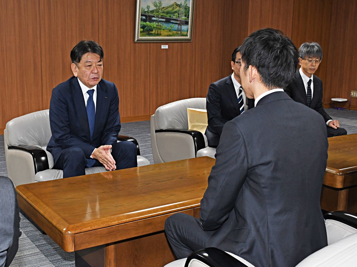 山本市長（手前）と会談する小早川社長（左）＝27日、むつ市役所