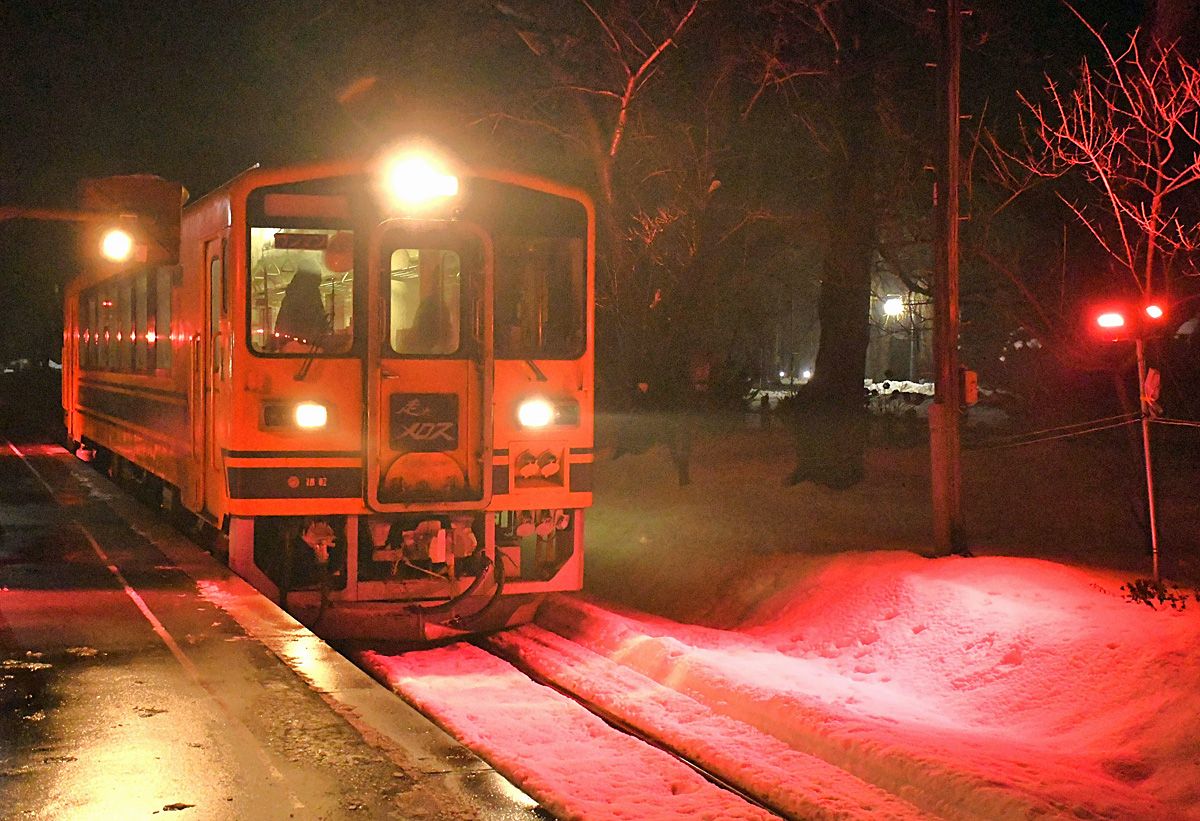 ピンク色に照らされた線路を進む「走れメロス号」＝21日午後5時20分ごろ