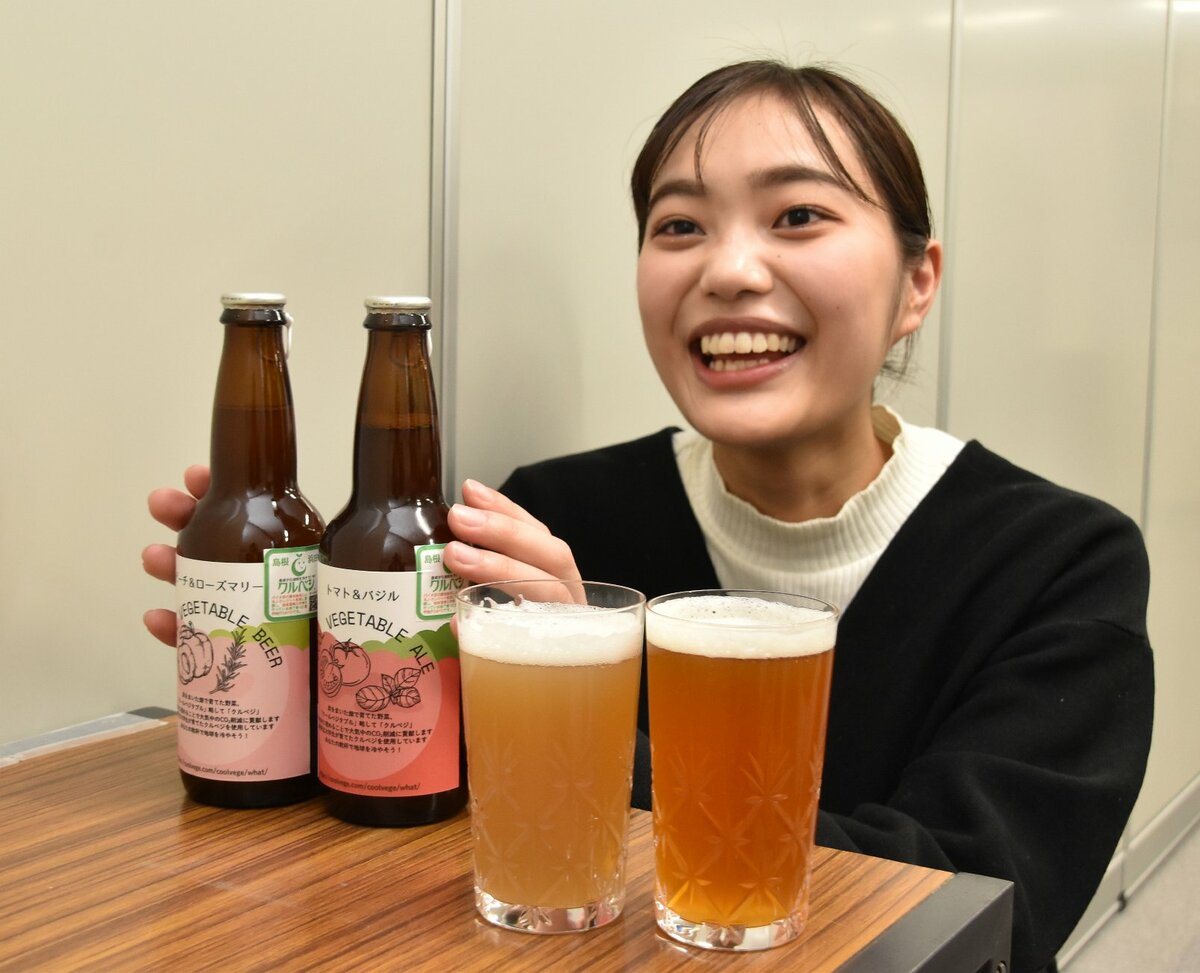 クラフトビール２種類の完成を喜ぶ長廻さん