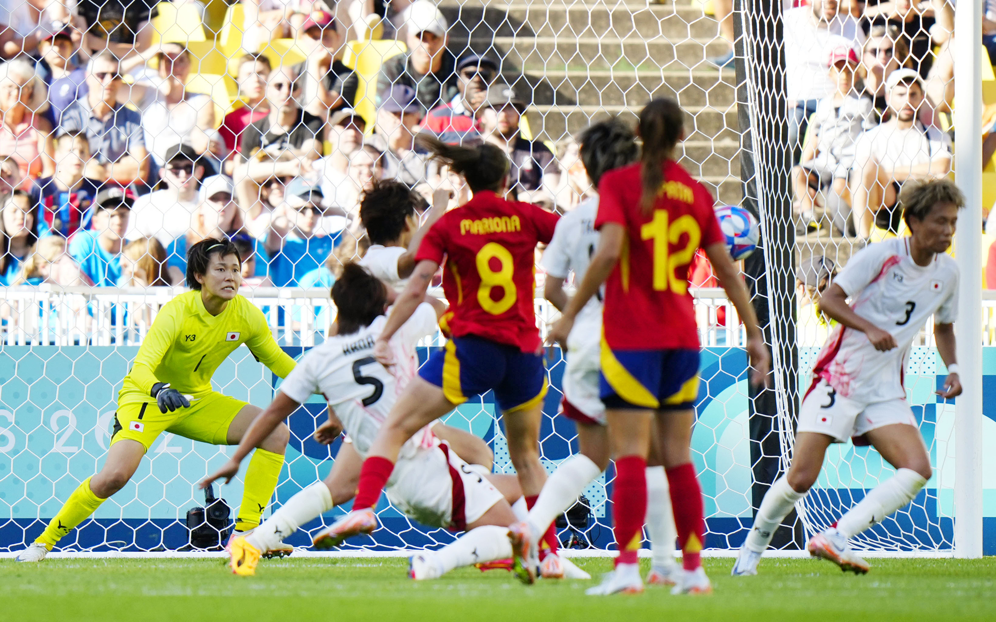 日本―スペイン　後半、スペインのカルデンテイ（8）に決勝ゴールを決められた日本。左端はGK山下＝ナント（共同）