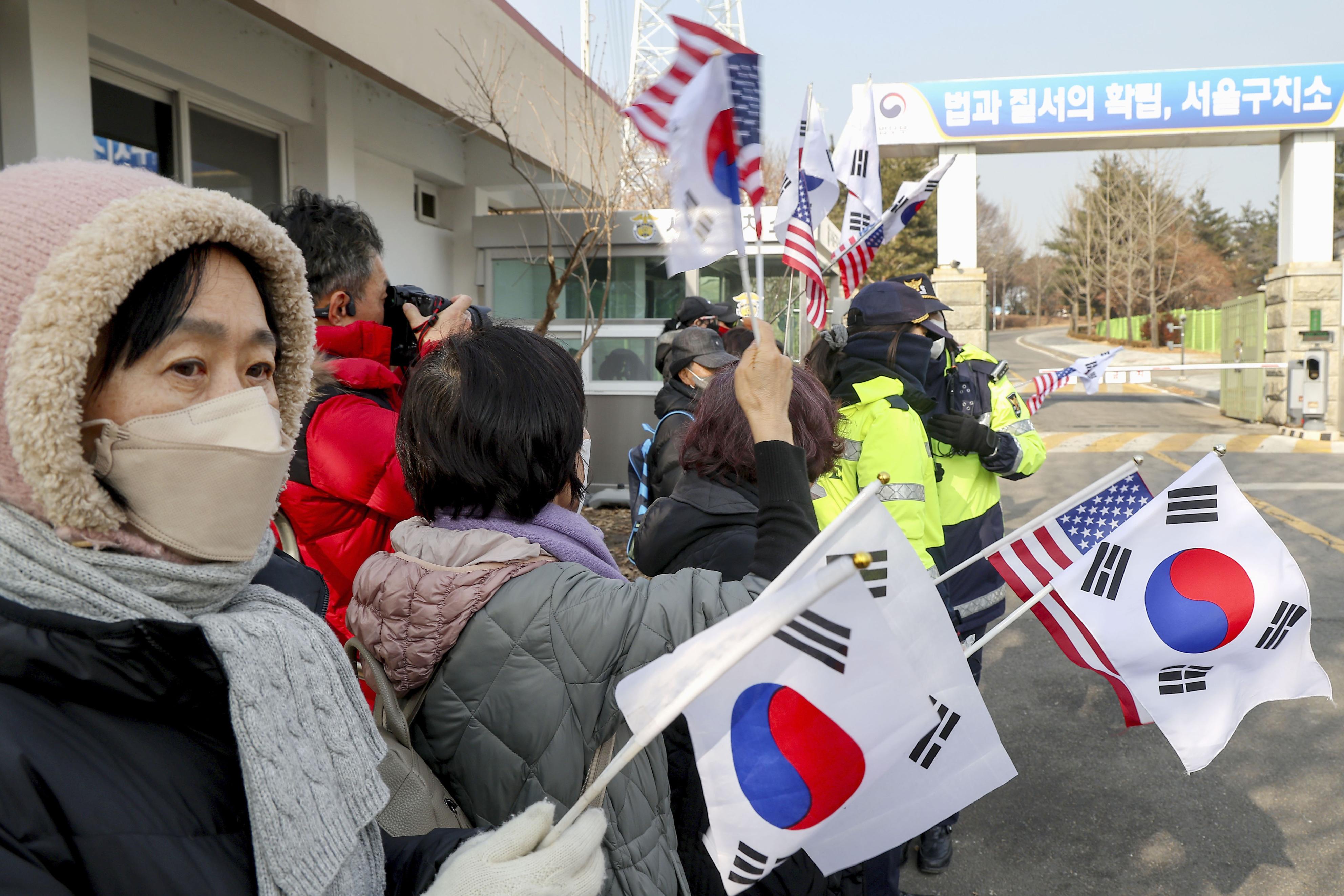 韓国の尹錫悦大統領が収容されているソウル拘置所前に集まった支持者ら＝22日、京畿道義王市（聯合＝共同）