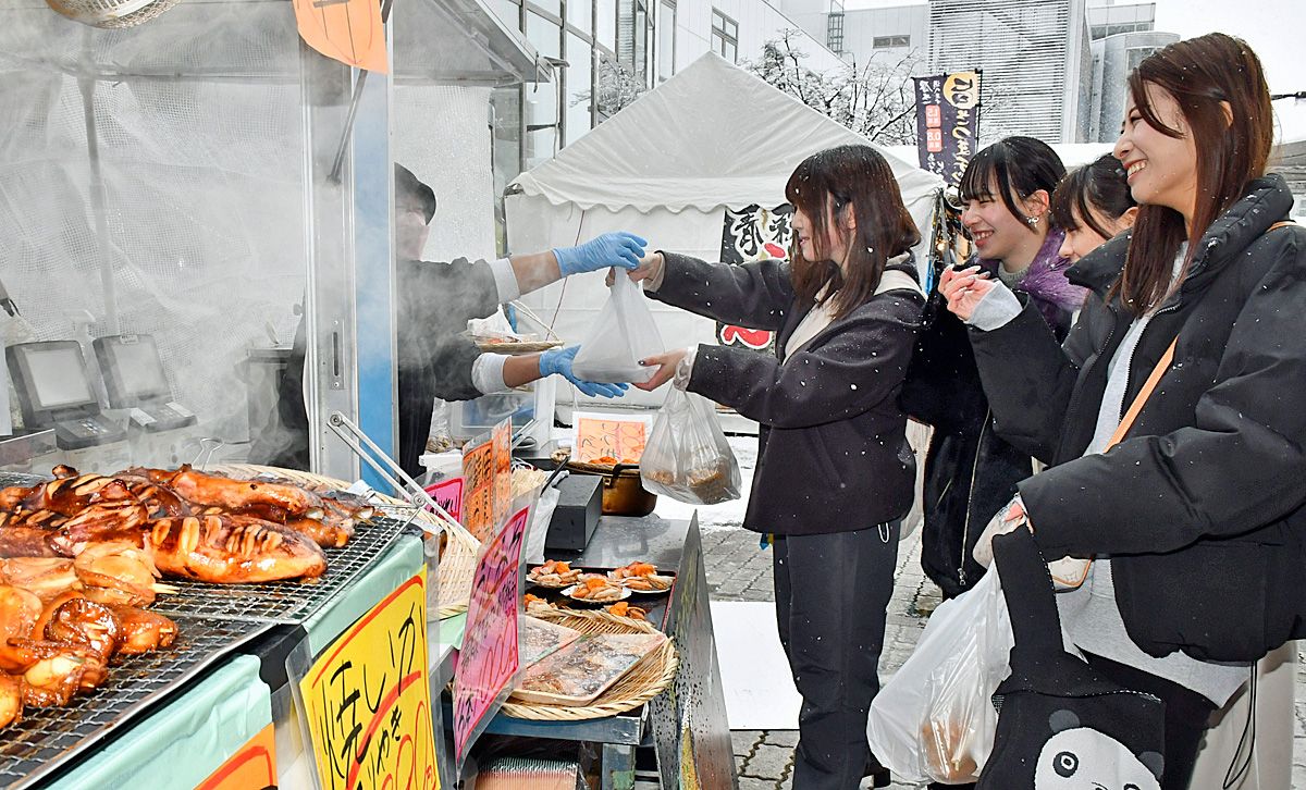 館鼻岸壁朝市の人気店が出店している新春朝市＝2日、八戸市のユートリー