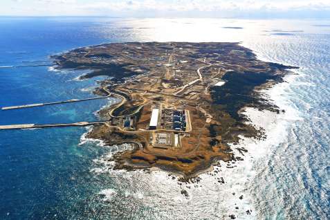 自衛隊基地の整備が進む馬毛島＝１０日、西之表市の馬毛島上空（本社チャーター機から）