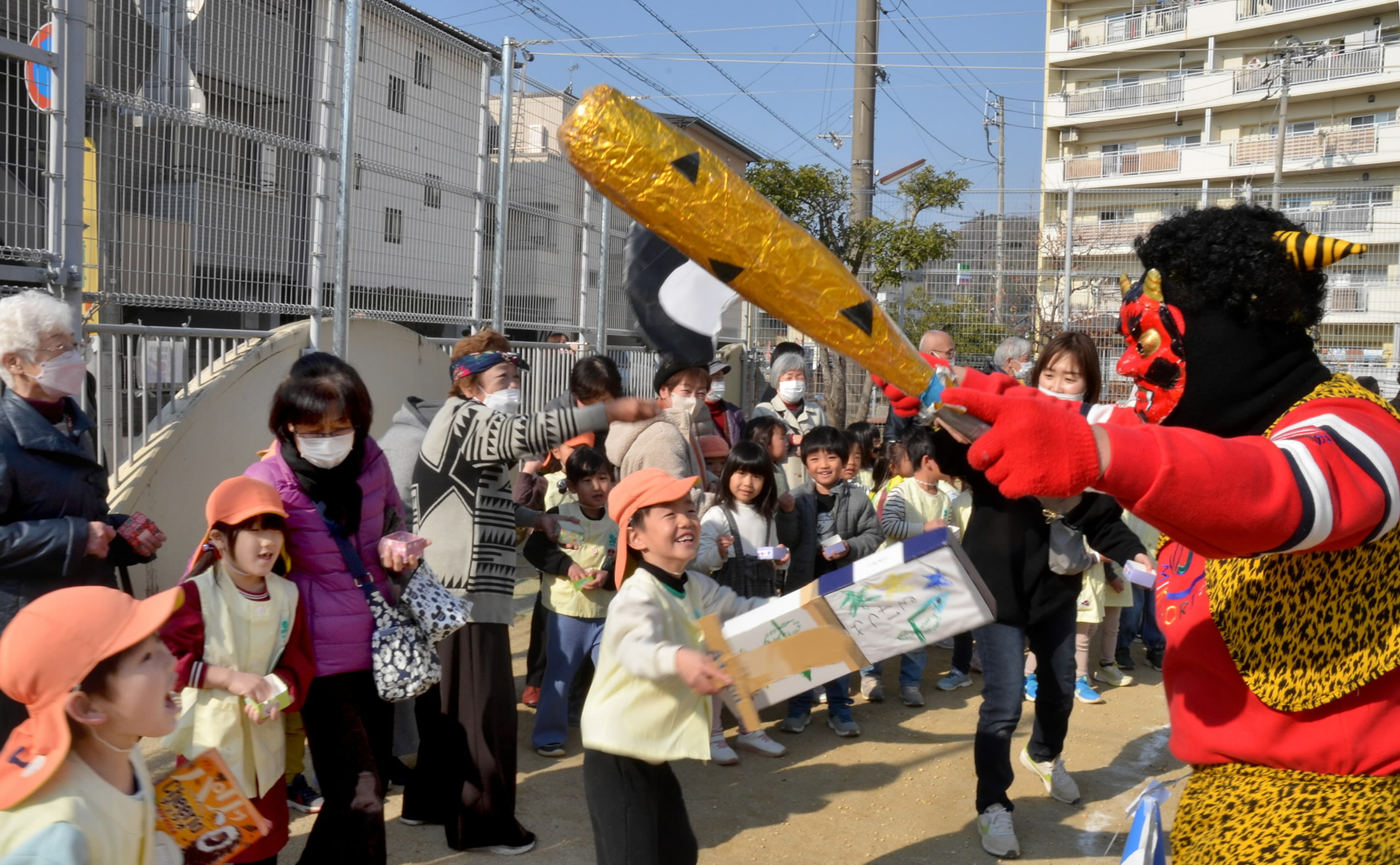 「鬼は外！」元気いっぱいに鬼を退治する園児ら（高知市のふくし園）