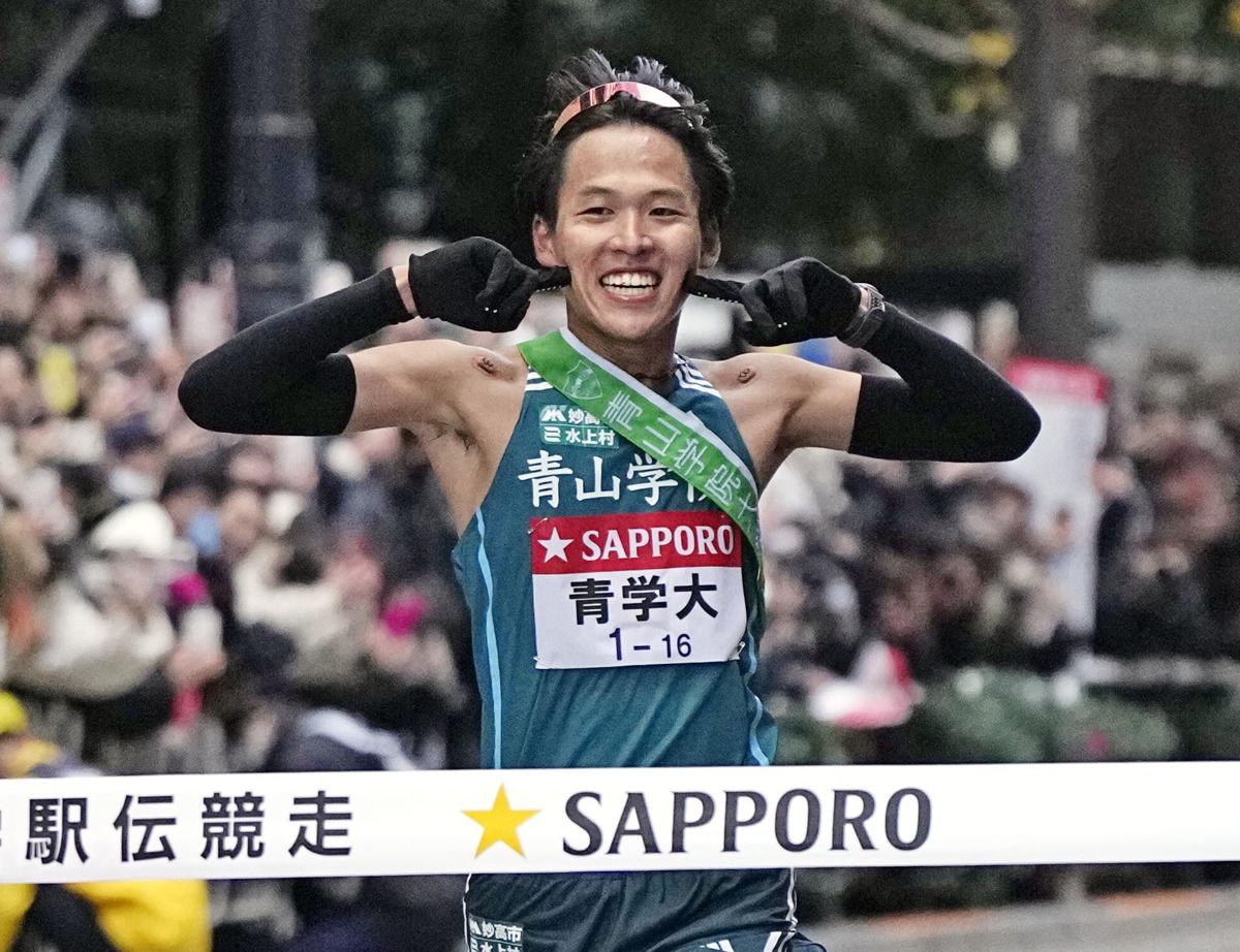 １位でゴールする青学大のアンカー・小河原陽琉。２年連続８度目の総合優勝を果たした＝１月３日、東京・大手町