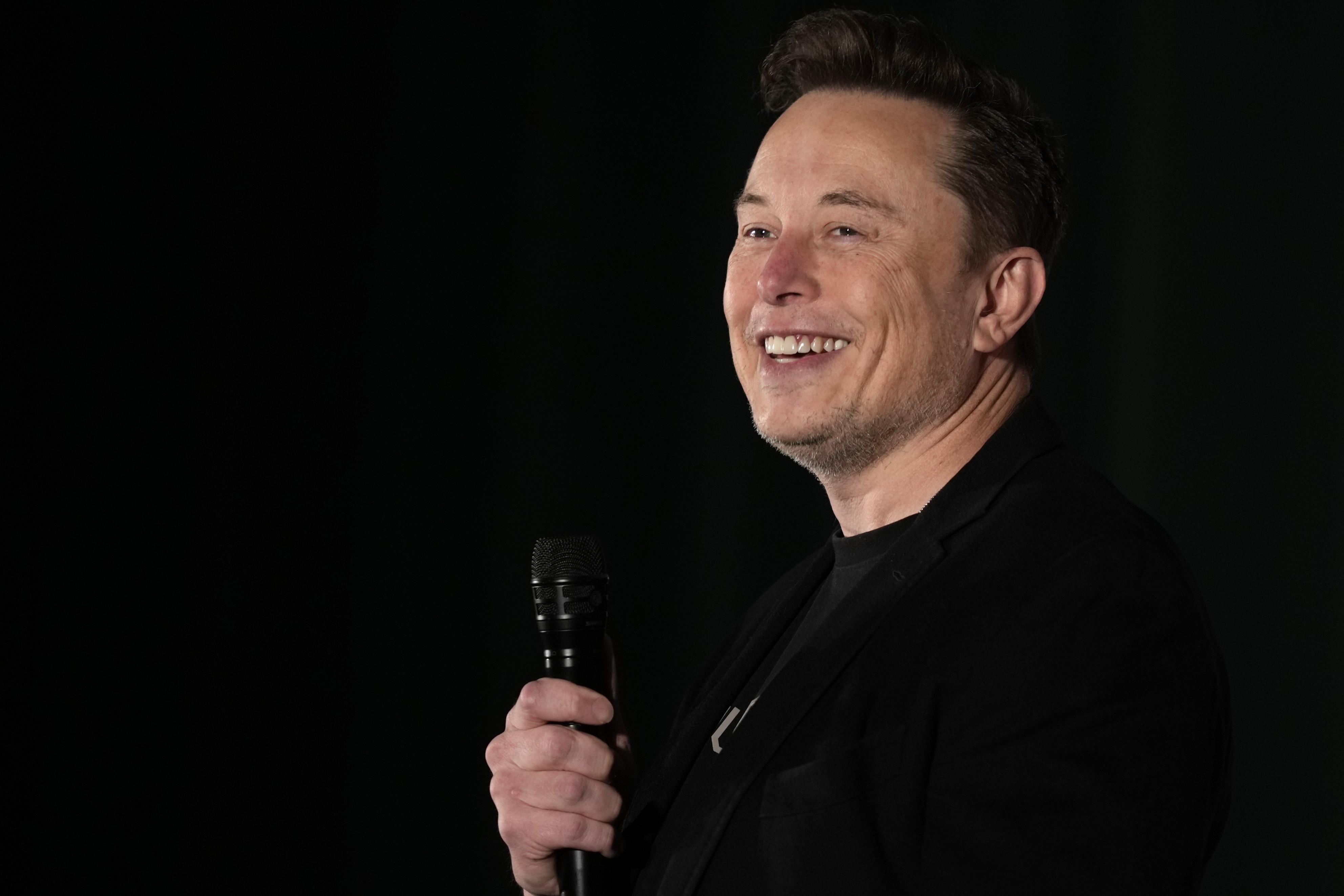 演説する米実業家のイーロン・マスク氏＝2024年10月、米ペンシルベニア州（AP＝共同）