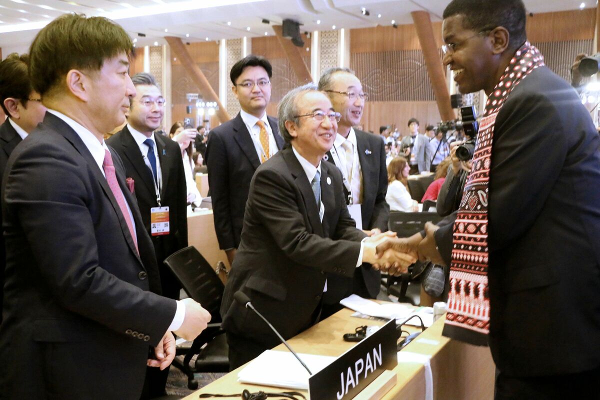 世界文化遺産登録が決定し、各国から祝福される花角英世知事（右から３人目）と佐渡市の渡辺竜五市長（同２人目）＝７月２７日、インド・ニューデリー