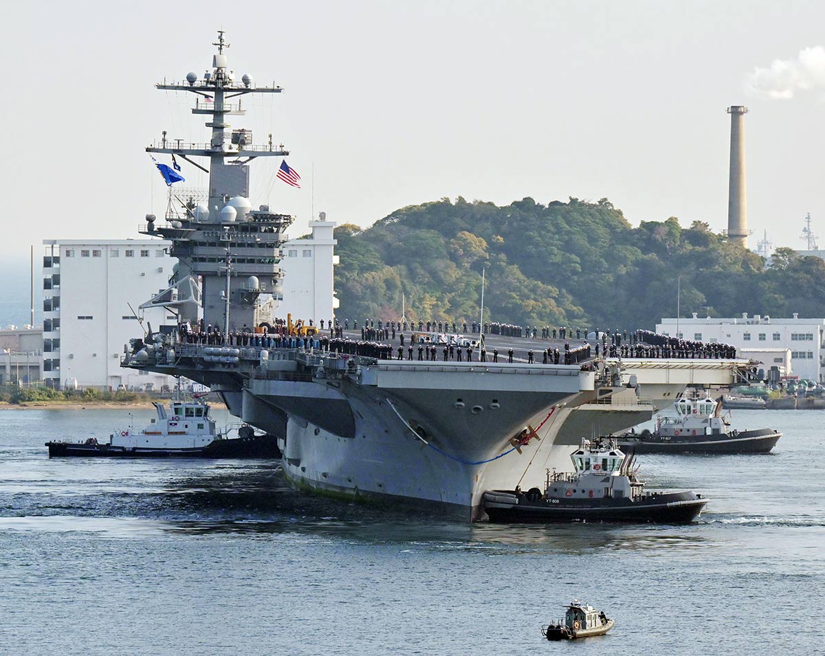 米海軍横須賀基地に入港する原子力空母「ジョージ・ワシントン」＝２２日午前８時４０分ごろ、横須賀市（木田　亜紀彦写す）