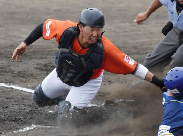 入団４年目の今季、愛媛ＭＰの正捕手として攻守に活躍した矢野＝６月８日、大洲球場