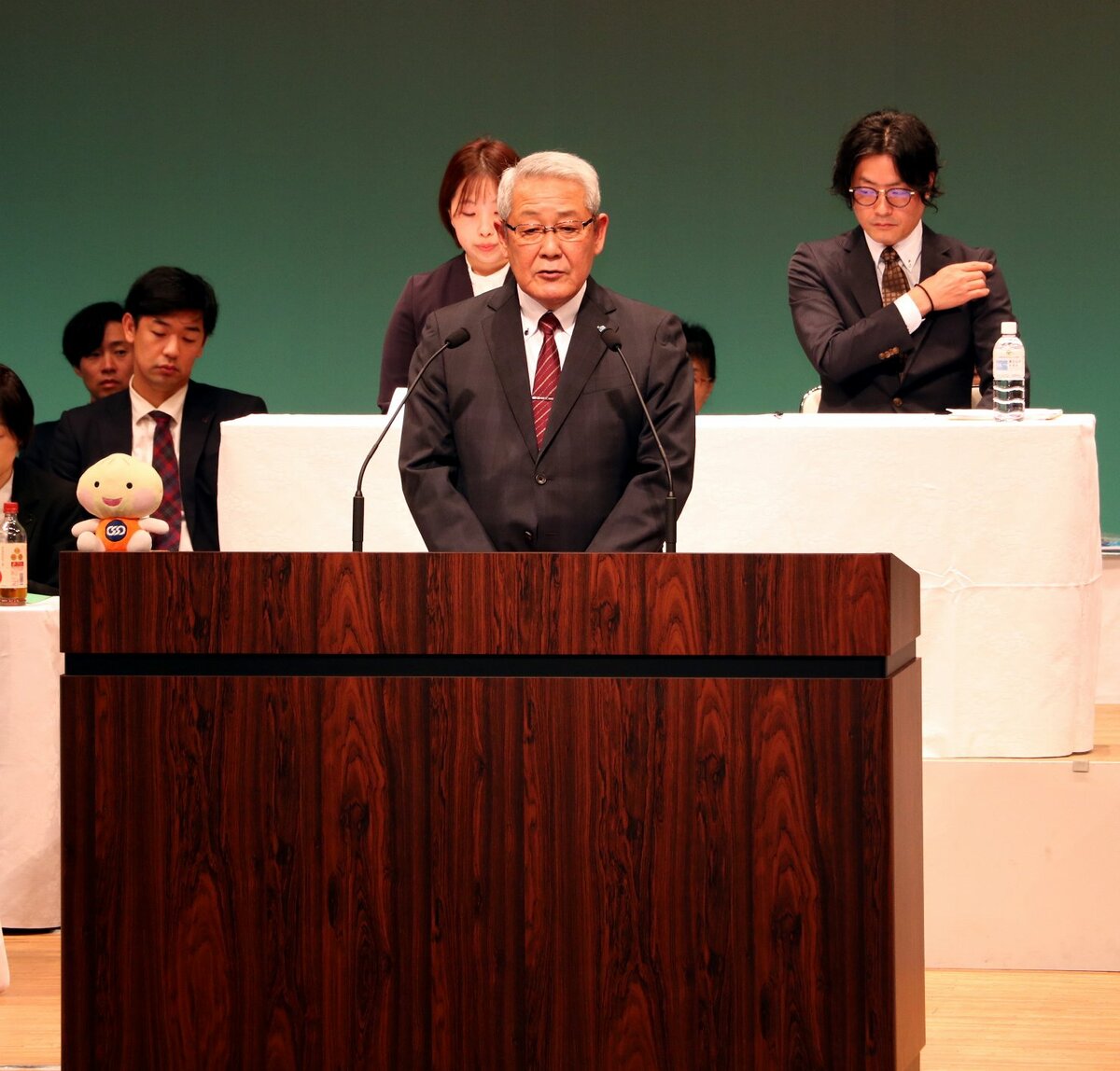 連合広島の定期大会であいさつする大野会長（中央）