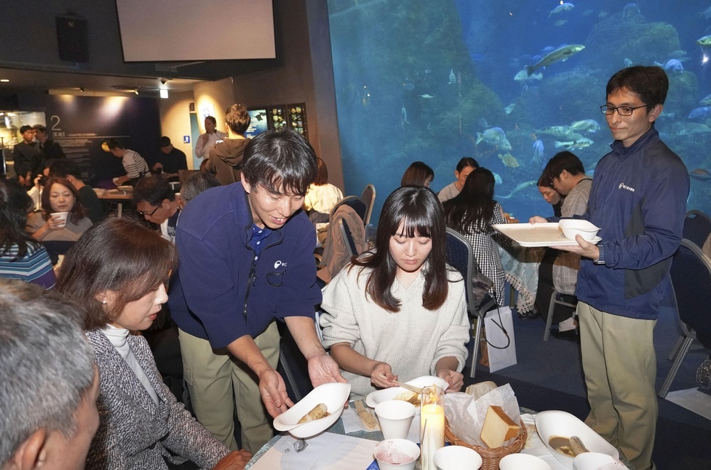 閉館後の新江ノ島水族館で開かれた「Bistroえのすい」。飼育員らも料理を運んだ＝2024年11月17日、神奈川県藤沢市