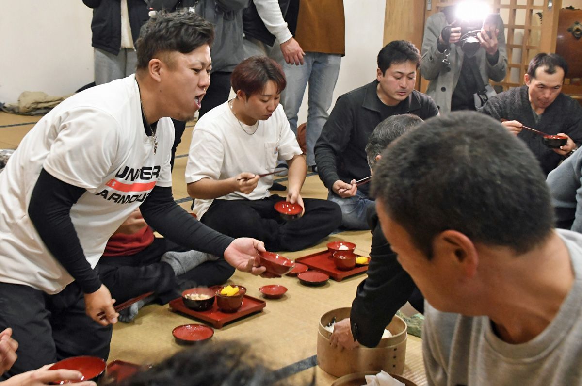 おかわりを威勢良く催促するかけ声が響いた「おこもり」＝15日午後9時43分、佐井村牛滝地区の神明宮