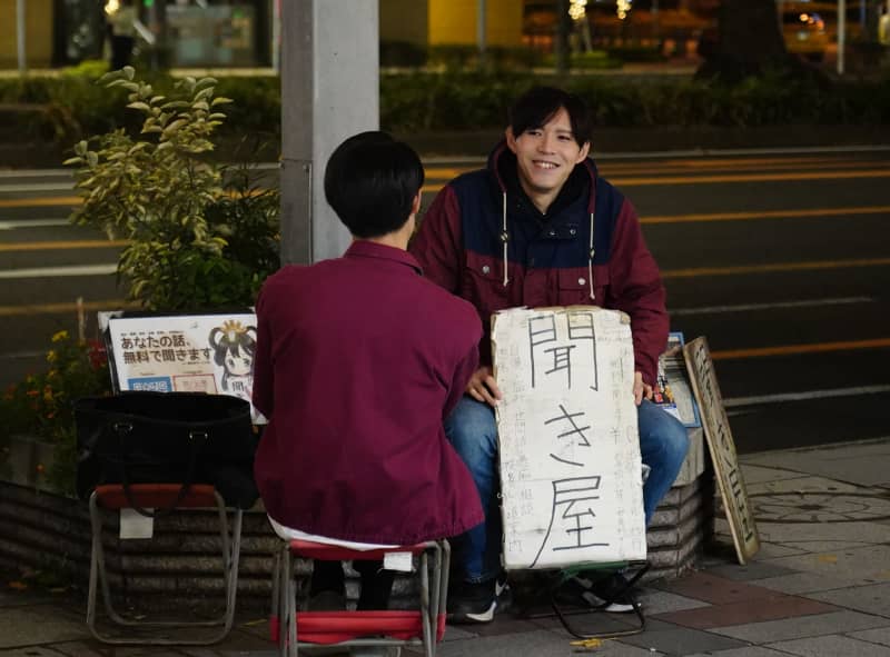 名古屋駅前の路上で「聞き屋」として活動する水野怜恩さん（仮名）＝２０２４年１１月、名古屋市