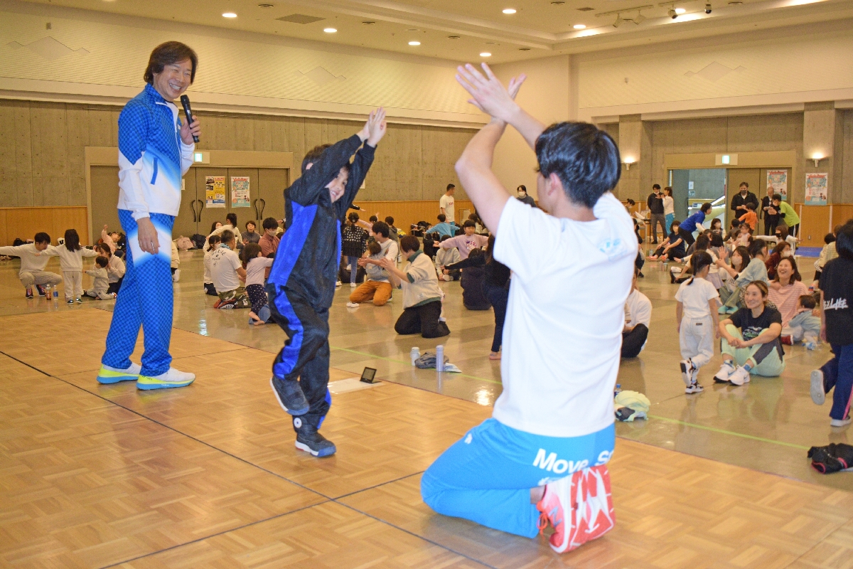 参加者にさまざまな親子体操を紹介した佐藤弘道さん（左）