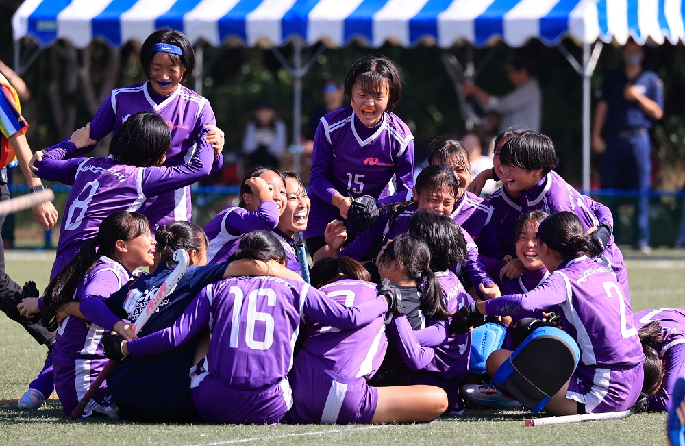 【女子決勝、川棚－高鍋】ＳＯ戦を制して喜びを爆発させる川棚の選手たち＝ひなた県総合運動公園補助競技場