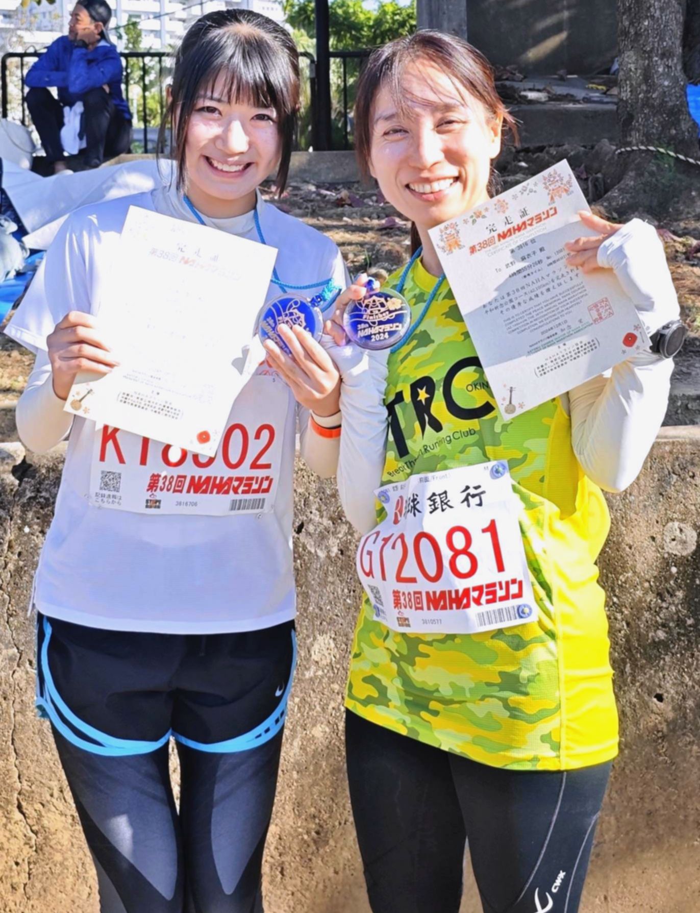 完走を果たし笑顔を見せる武野麻衣子さん（右）と教え子の赤嶺美羽さん＝１日午後２時５４分、那覇市・奥武山公園陸上競技場