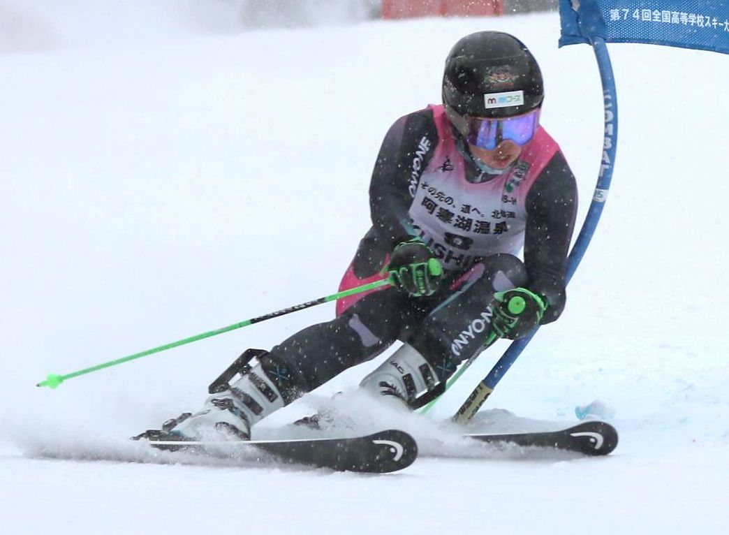 女子大回転　優勝した森村日菜（関根学園）の１回目＝北海道釧路市