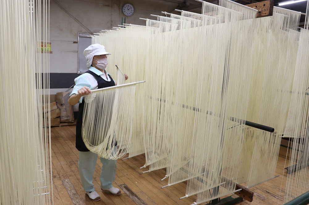 引き延ばした麺の乾燥作業＝新上五島町、ますだ製麺