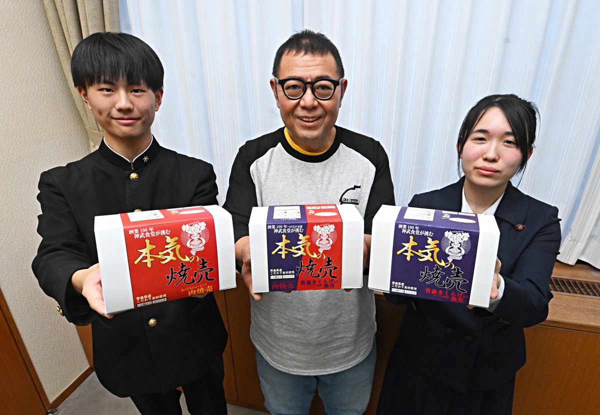 見栄えのするパッケージの付いた商品を紹介する（左から）田中さん、神さん、木村さん