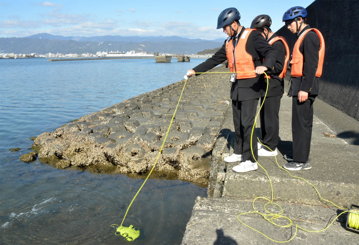 浦戸湾内のヘドロ堆積状況を調べるため水中ドローンを操る小津高生（高知市仁井田）