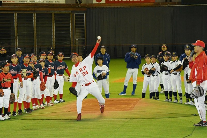 マウンドで投球を披露する大野豊さん（中央）と投げ方を解説する達川光男さん（右端）＝出雲市矢野町、出雲ドー