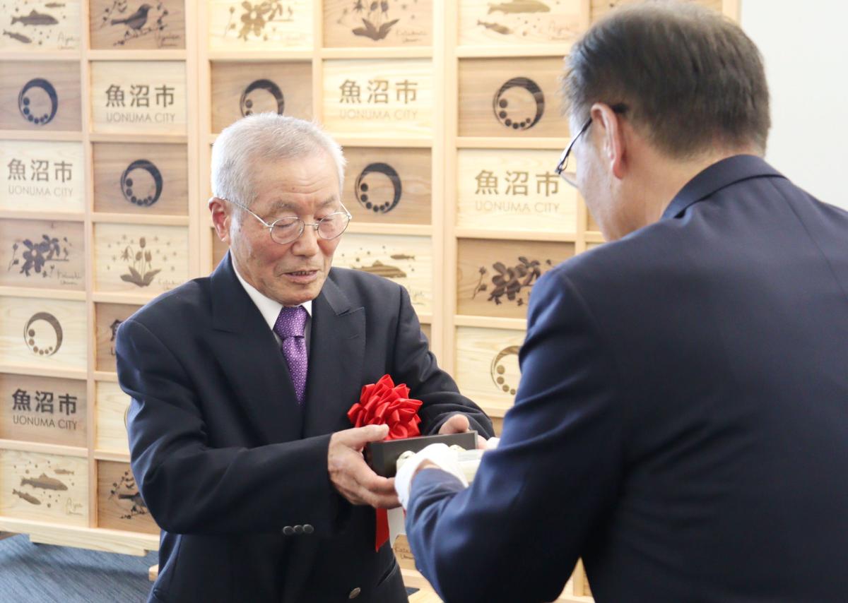 内田幹夫魚沼市長から魚沼の達人の認定証を受け取る山田良一さん＝魚沼市役所