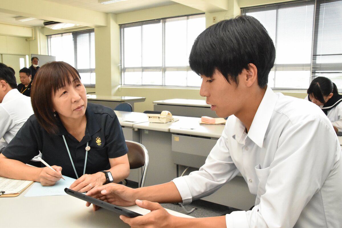 浜商応援団のメンバー㊧と意見交換する浜田商業高生