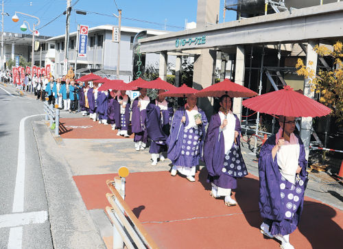 島開き法要で、小豆島霊場総本院まで列をつくって練り供養を行う参加者＝土庄町