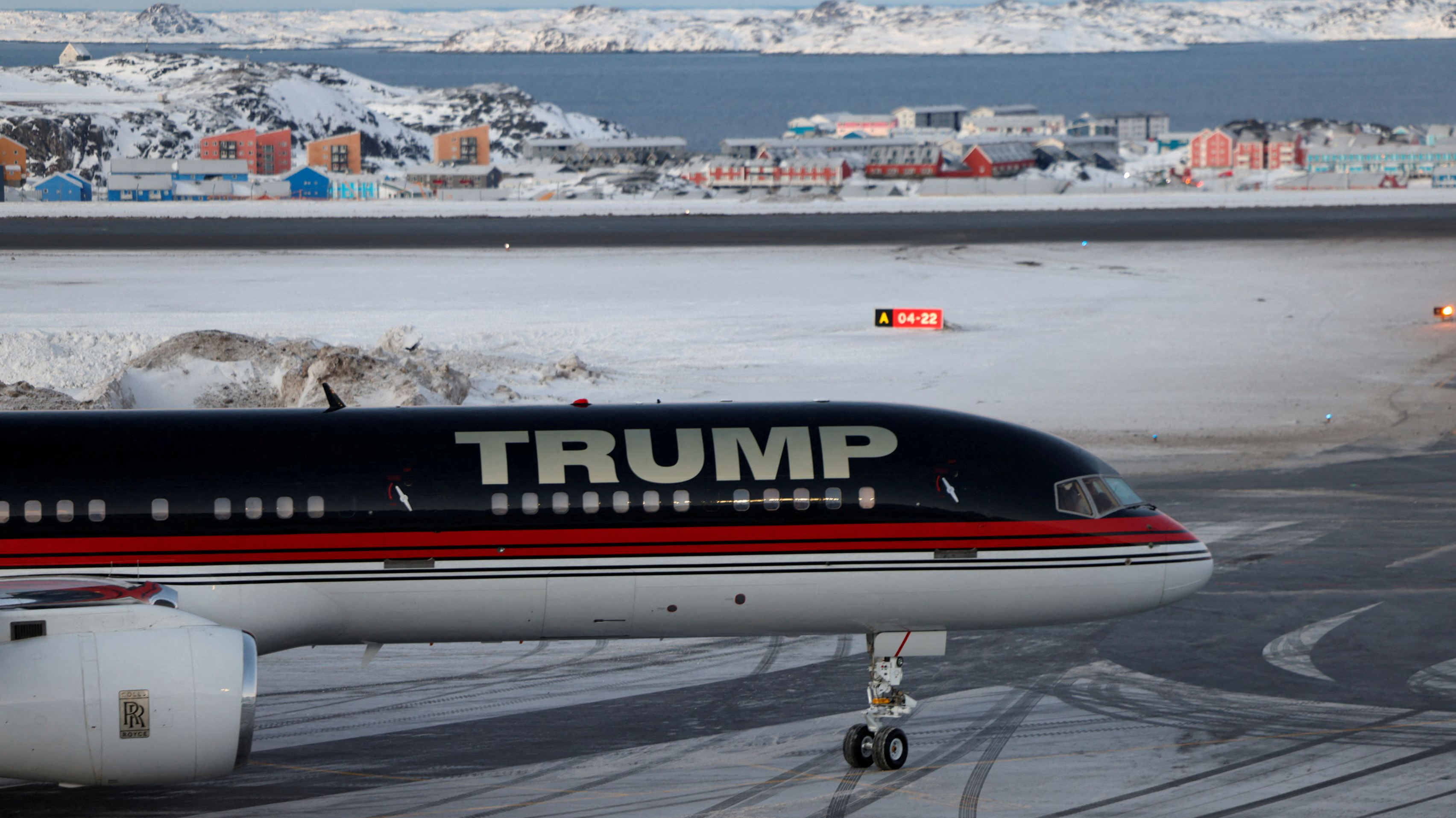 7日、トランプ次期米大統領の長男ジュニア氏を乗せ、グリーンランドに到着した航空機（ロイター＝共同）