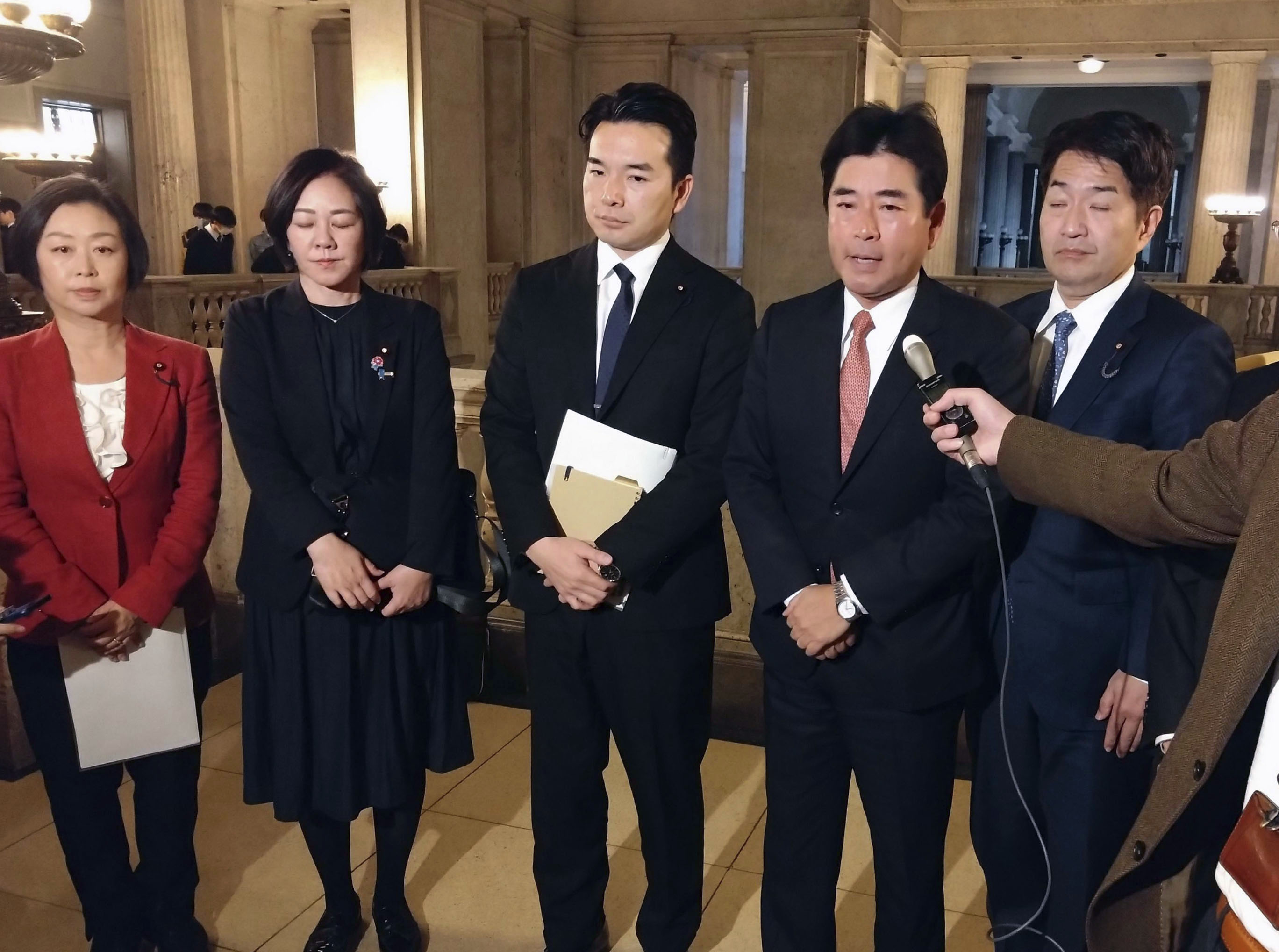 取材に応じる立民の山井和則野党筆頭理事（右から2人目）ら＝20日午前、国会