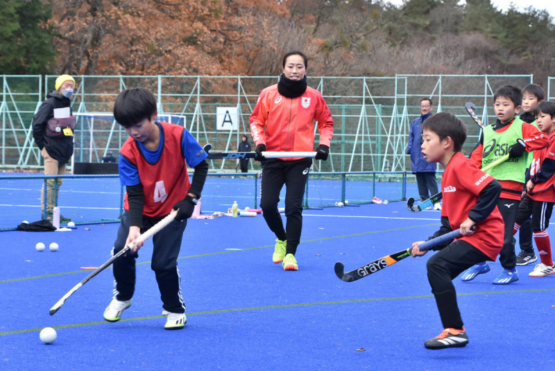 子どもたちのプレーを見守る及川栞選手（中央）