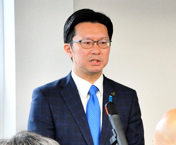 ３選出馬への意気込みを語る伊木氏＝２６日、米子市東福原６丁目