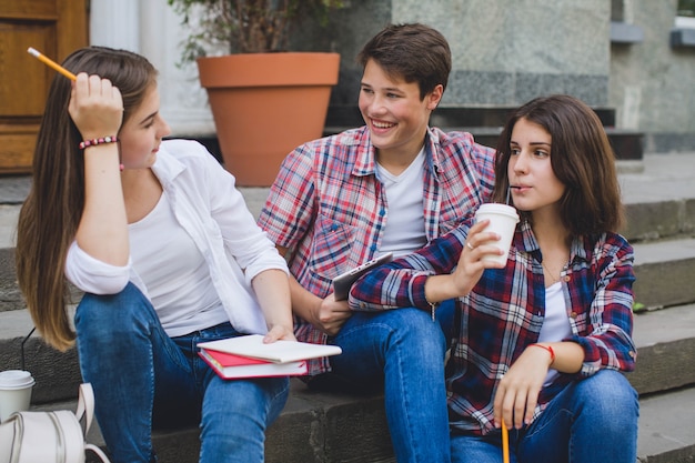 Free photo teens relaxing on staircase