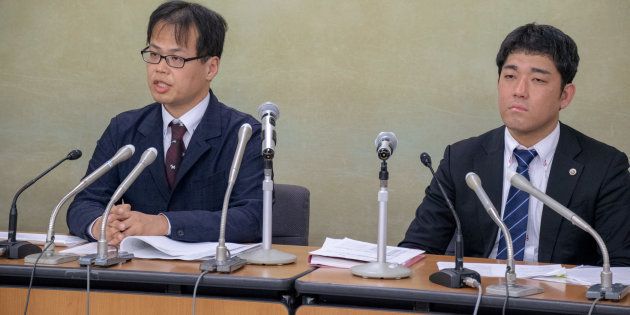 記者会見した大下周平さんと代理人の深井剛志弁護士