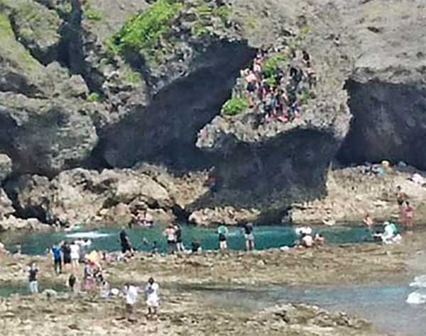 「穴場」の自然海岸に行楽客集まる　路上駐車やごみ「危険な状況」　糸満