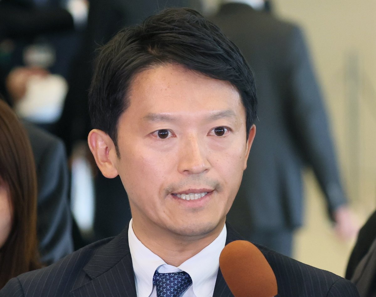 「自分で答えろよ」斎藤知事　瞬きが増え、PR会社代表が選挙カーにいた理由も弁護士任せ…追及への“しどろもどろ答弁”に批判続出