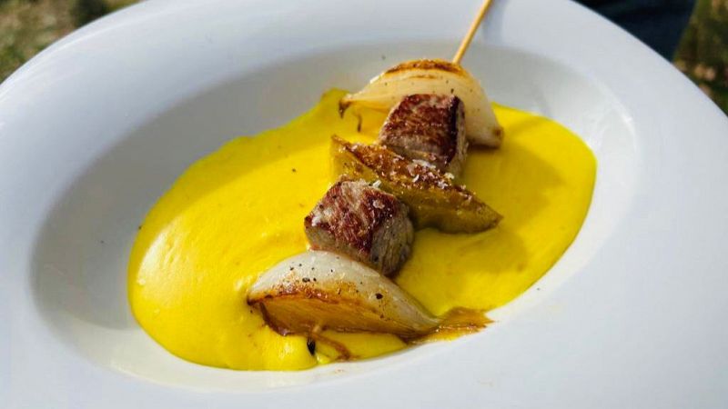 Receta de brocheta de ternera con puré de patata y cúrcuma de la chef Aizpea Oihaneder